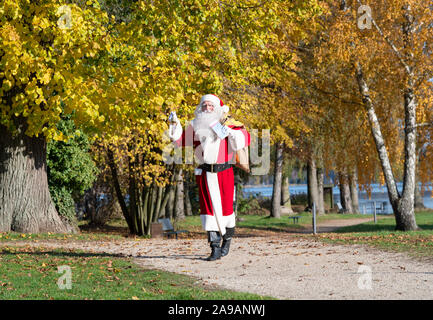 Flensburg, Allemagne. 14Th Nov, 2019. Le Père Noël de la Haussee au bureau de poste de Noël après son arrivée. Le Père Noël veut répondre à lettres d'enfants de partout dans le monde d'ici jusqu'à la veille de Noël. Jusqu'à présent environ 6000 lettres sont arrivés au bureau de poste. Credit : Soeren Stache/dpa-Zentralbild/dpa/Alamy Live News Banque D'Images