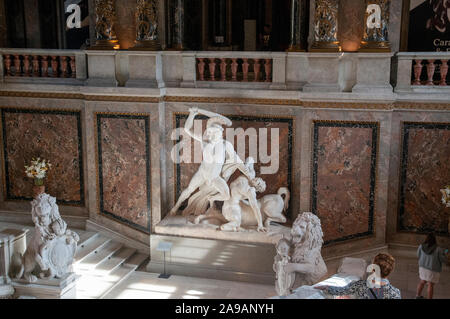 Intérieur du Kunsthistorisches Museum de Vienne, en Autriche. Sculpture en marbre, Thésée bat le Centaure, 1875 Antonio Canova, grand escalier, Banque D'Images