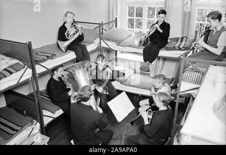 L'apprentissage des jeunes choeur et orchestre la musique à l'école à muscial Rinteln, Allemagne 1930. Banque D'Images