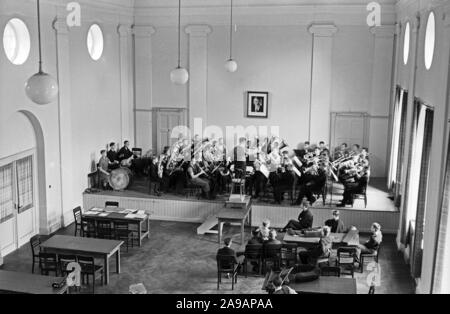 L'apprentissage des jeunes choeur et orchestre la musique à l'école à muscial Rinteln, Allemagne 1930. Banque D'Images