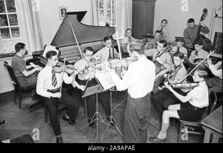 L'apprentissage des jeunes choeur et orchestre la musique à l'école à muscial Rinteln, Allemagne 1930. Banque D'Images