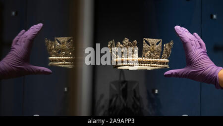 Le Queen's Gallery, Buckingham Palace, London, UK. 14 novembre 2019. George IV : Art et Spectacle, présentant son aperçu de l'exposition Une collection d'art, dont une grande partie reste dans la Collection Royale. L'exposition est présentée du 15 novembre 2019 - 3 mai 2020. Image : Rundell, Bridge & Rundell - Le diadème de diamants, 1820-1. Credit : Malcolm Park/Alamy Live News. Banque D'Images