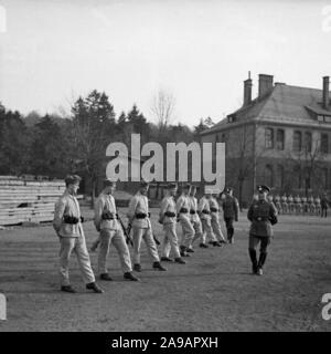 Les recrues de l'armée de la Wehrmacht allemande montrent leurs capacités sur un jour à leur caserne, Allemagne 1930. Banque D'Images