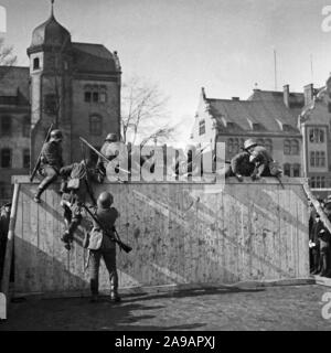 Les recrues de l'armée de la Wehrmacht allemande montrent leurs capacités sur un jour à leur caserne, Allemagne 1930. Banque D'Images