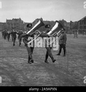 Les recrues de l'armée de la Wehrmacht allemande montrent leurs capacités sur un jour à leur caserne, Allemagne 1930. Banque D'Images