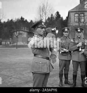 Les recrues de l'armée de la Wehrmacht allemande montrent leurs capacités sur un jour à leur caserne, Allemagne 1930. Banque D'Images