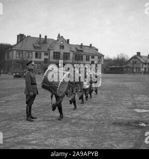 Les recrues de l'armée de la Wehrmacht allemande montrent leurs capacités sur un jour à leur caserne, Allemagne 1930. Banque D'Images