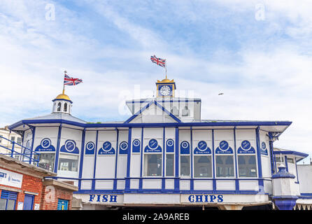 Poisson typique du bord de puce et restaurant à l'extrémité d'une jetée. Décorées en bleu et blanc, je vois des drapeaux de l'Union de deux dômes jaune. Banque D'Images