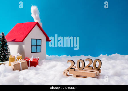 Photo de petit jouet chambre route enneigée ciel clair est revenu de traîneau du Père Noël, atelier à l'Islande en attente du chargement de nouvelles publicité giftboxes enfants Banque D'Images