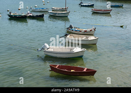 Clohars-Carnoet, Finistère / France - 24 août 2019 : de nombreuses petites chaloupes et de canot dans le port et le port de Doelan Banque D'Images