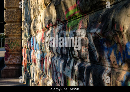 Certains graffiti dans la soirée du soleil sur un mur à Vienne, Autriche Banque D'Images