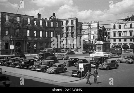 Wittelsbacherplatz avec carrés statue équestre de Maximilien à Munich, Allemagne 1940. Banque D'Images