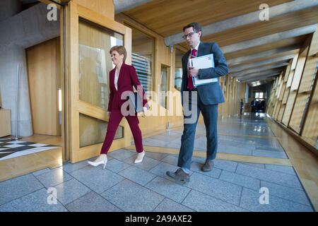 Edinburgh, Royaume-Uni. 14 novembre 2019. Sur la photo : Nicola Sturgeon MSP - Premier Ministre de l'Écosse et Leader du Parti National Écossais. Session hebdomadaire de premier ministres Questions au parlement écossais pendant le compte à rebours pour l'élection générale pour le 12 décembre. Crédit : Colin Fisher/Alamy Live News Banque D'Images