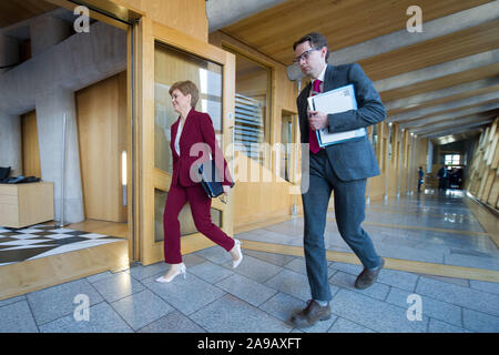 Edinburgh, Royaume-Uni. 14 novembre 2019. Sur la photo : Nicola Sturgeon MSP - Premier Ministre de l'Écosse et Leader du Parti National Écossais. Session hebdomadaire de premier ministres Questions au parlement écossais pendant le compte à rebours pour l'élection générale pour le 12 décembre. Crédit : Colin Fisher/Alamy Live News Banque D'Images