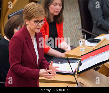 Edinburgh, Royaume-Uni. 14 novembre 2019. Sur la photo : Nicola Sturgeon MSP - Premier Ministre de l'Écosse et Leader du Parti National Écossais. Session hebdomadaire de premier ministres Questions au parlement écossais pendant le compte à rebours pour l'élection générale pour le 12 décembre. Crédit : Colin Fisher/Alamy Live News Banque D'Images