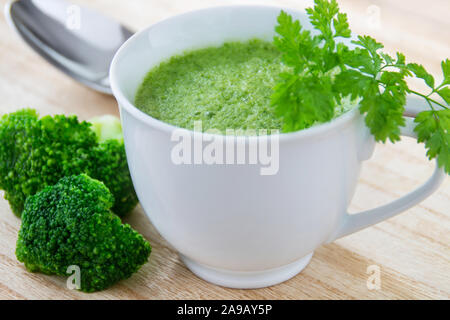 Soupe de légumes verts avec brocoli et cerfeuil Banque D'Images