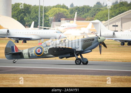 Un Spitfire de deux places sur la piste au salon Farnborough International Airshow 2018, Farnborough, Royaume-Uni Banque D'Images