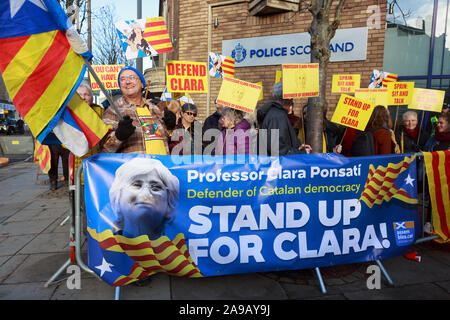 Edinburgh, Royaume-Uni. 14Th Nov 2019. L'économiste espagnol Clara Ponsati arrive à St Leonards de Police le 14 novembre 2019 à Édimbourg, en Écosse. Credit : Pako Mera/Alamy Live News Banque D'Images