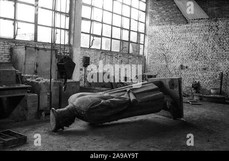 Staline, dans la fonderie où la statue a été coulée, Tirana, Albanie, SEP' 91. Banque D'Images