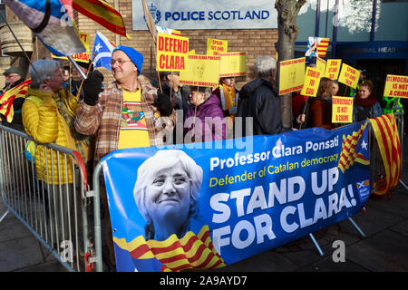 Edinburgh, Royaume-Uni. 14Th Nov 2019. L'économiste espagnol Clara Ponsati arrive à St Leonards de Police le 14 novembre 2019 à Édimbourg, en Écosse. Credit : Pako Mera/Alamy Live News Banque D'Images