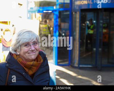 Edinburgh, Royaume-Uni. 14Th Nov 2019. L'économiste espagnol Clara Ponsati arrive à St Leonards de Police le 14 novembre 2019 à Édimbourg, en Écosse. Credit : Pako Mera/Alamy Live News Banque D'Images