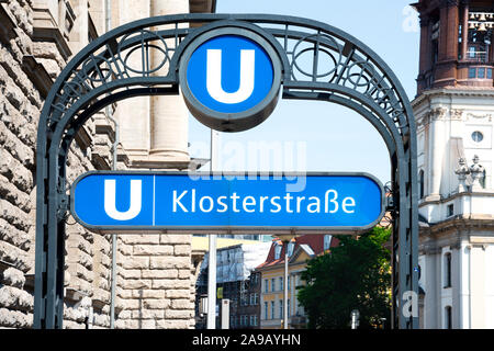 BERLIN, ALLEMAGNE - le 28 mai 2018 : Signe de la station de métro Klosterstrasse dans le quartier Mitte, avec le Landesdenkmalamt bâtiment sur la gauche un Banque D'Images