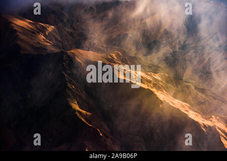 Vue aérienne de la montagne de neige et la lumière de l'aube sur le haut Himalaya Mountains de l'avion Banque D'Images