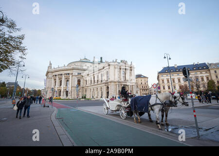 Vienne, Autriche - le 6 novembre 2019, un typique Fiaker : calèche, debout devant le Burgtheater, l'un des principaux théâtres de Vienne un Banque D'Images