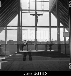 L'autoroute récemment construit église de Sainte Marie à l'autoroute A8 près de Augsburg, Allemagne 1950. Banque D'Images