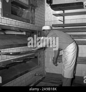 Un bakerman et ses activités quotidiennes, l'Allemagne des années 1950. Banque D'Images