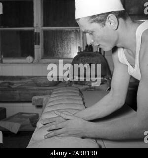 Un bakerman et ses activités quotidiennes, l'Allemagne des années 1950. Banque D'Images