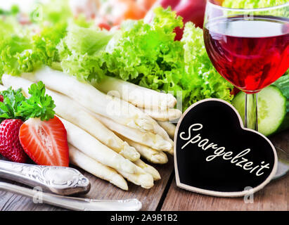 Label allemand Saison des asperges et vin rouge Banque D'Images