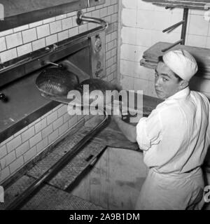 Un bakerman et ses activités quotidiennes, l'Allemagne des années 1950. Banque D'Images