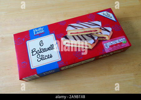 Holly Lane ( supermarché Aldi ) 6 tranches de gâteaux, UK Bakewell Banque D'Images