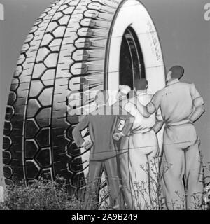 Les pneus Pirelli l'affichage publicitaire à l'autoroute entre Milan et de Navarre, l'Italie des années 1950. Banque D'Images