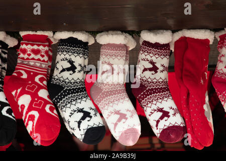 Chaussettes vues au marché de Noël, Londres, Angleterre, Royaume-Uni. Banque D'Images