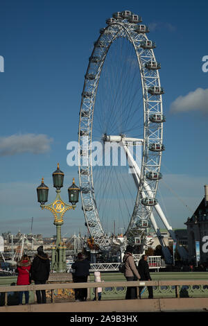 Vue sur le London Eye, une attraction touristique majeure et un point de repère dans le centre de Londres, Westminster, Angleterre, Royaume-Uni en novembre 2019. Banque D'Images