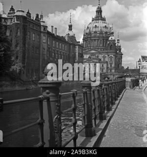 Prendre une marche à travers la capitale de l'III. Reich, Berlin, ici près de la cathédrale de Berlin, 1940. Banque D'Images