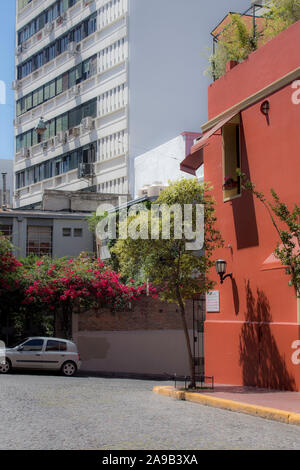 Les rues vides, les gens restent à la maison. Tango Corner à Buenos Aires. Rue pavée menant à un endroit romantique Banque D'Images