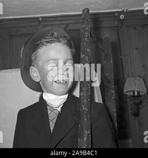 Un petit garçon jouant le ramoneur comme symbole de chance pour la nouvelle année, l'Allemagne 1955 Banque D'Images