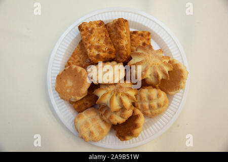 Four cookies et biscuits servis dans la plaque. cuit du pain à l'ail toast isolé sur fond blanc . Variété de biscuit sur la plaque isolated on white Banque D'Images