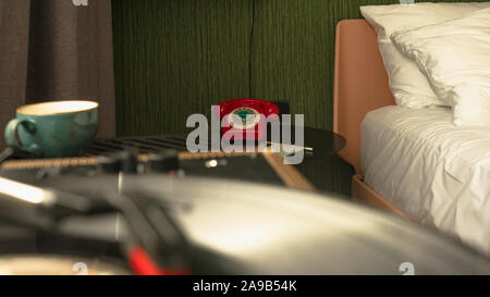 Vintage interior design dans une chambre d'hôtel, l'accent sur le téléphone rouge Banque D'Images