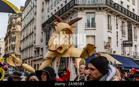 Paris, France - Février 11,2018 : Image d'une mascotte au-dessus de la foule pendant le Carnaval de Paris 2018. Banque D'Images