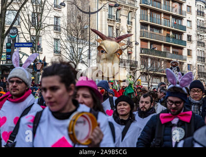 Paris, France - Février 11,2018 : Image d'une mascotte au-dessus de la foule pendant le Carnaval de Paris 2018. Banque D'Images