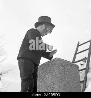 Un petit garçon jouant le ramoneur comme symbole de chance pour la nouvelle année, l'Allemagne 1955 Banque D'Images