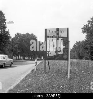 Signe de la circulation par une rue en Bavière, Allemagne, 1959 Banque D'Images