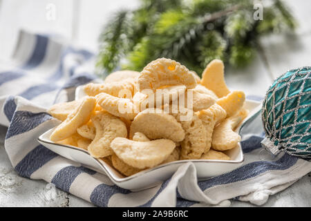 Vanille pâtisserie de Noël rouleaux et les cookies dans un bol. Banque D'Images