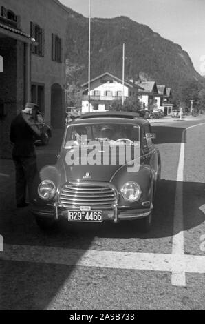 Une DKW F93 au bureau des douanes, l'Allemagne des années 1950. Banque D'Images