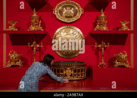 Le Queen's Gallery, Buckingham Palace, London, UK. 14 novembre 2019. George IV : Art et Spectacle, présentant son aperçu de l'exposition Une collection d'art, dont une grande partie reste dans la Collection Royale. L'exposition est présentée du 15 novembre 2019 - 3 mai 2020. Image : Le Grand Service, un service de restauration spectaculaire créé par George IV plus de 25 ans, et toujours en usage. Credit : Malcolm Park/Alamy Live News. Banque D'Images