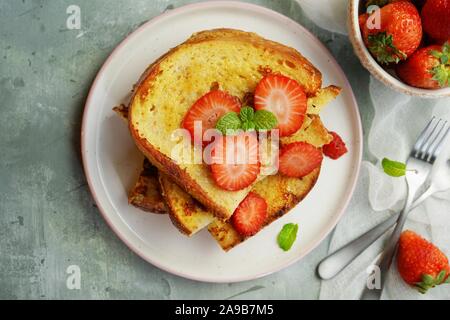 Petit-déjeuner de pain perdu aux fruits rouges, overhead view Banque D'Images